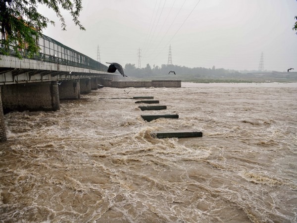 Delhi में Yamuna के जल स्तर ने तोड़ा 45 साल पुराना रिकॉर्ड, बाढ़ की चेतावनी जारी